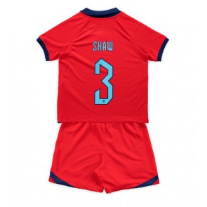 England Luke Shaw #3 Replika Babytøj Udebanesæt Børn VM 2022 Kortærmet (+ Korte bukser)
